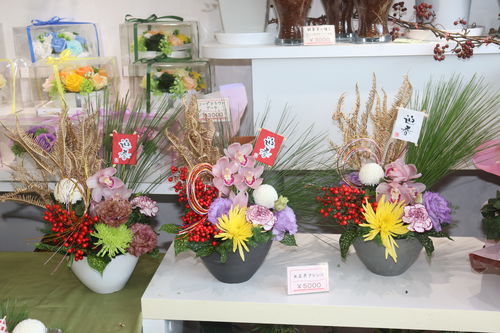 埼玉ふじみ野の花屋「フラワーショップ花のん」の店頭がお正月アレンジやお正月リースで賑わいました！