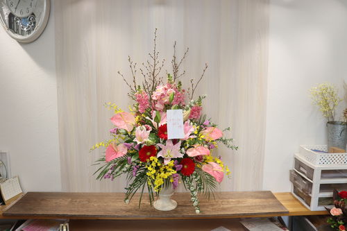 埼玉ふじみ野の花屋「フラワーショップ花のん」がご提供した檀上花のご紹介