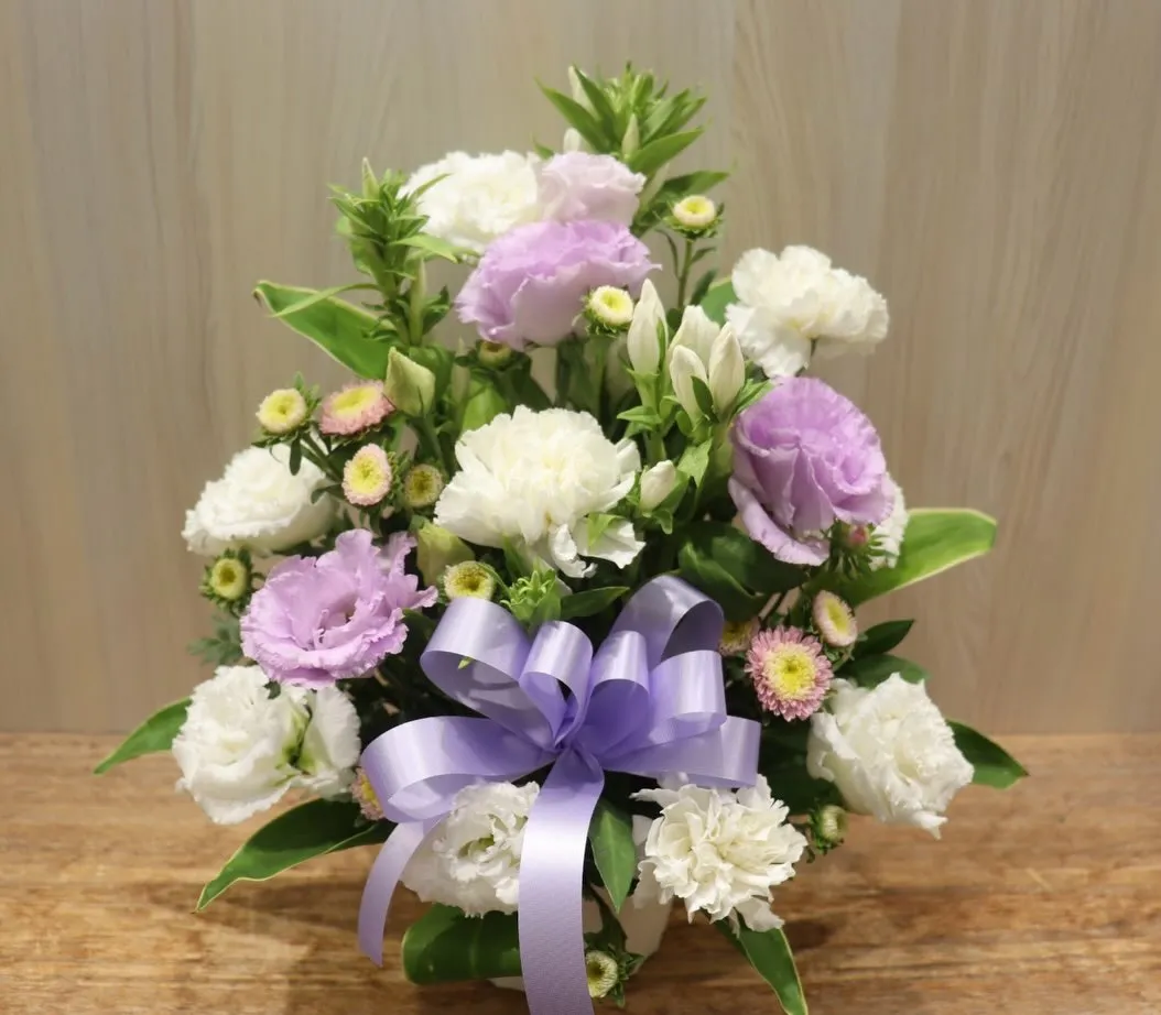 【お盆のお花🌿】優しい色合いのお供えアレンジ&営業日のご案内